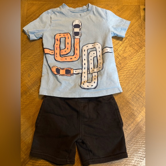 BUNDLE!! Four Toddler Boy 2T outfits - Picture 4 of 9